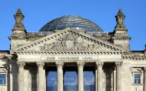 Front und Mitte des Reichstagsgebäudes in Berlin