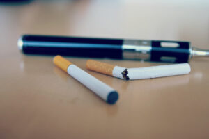 Durchgebrochene Zigarette und E-Zigarette